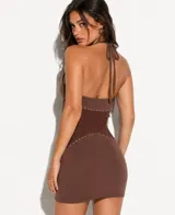 Vestido corto marrón con escote halter y detalle de tachas plateadas en las costuras del busto y la cadera, con sección transparente en la cintura.