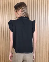 Musculosa a rayas verdes y blancas, con cuello alto fruncido, cierre frontal con botones y volados en los hombros.