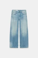 Jeans de tiro bajo y cinco bolsillos, con diseño de pierna ancha y larga, de color celeste con efecto desgastado. Cuenta con detalle de estrella bordada con brillos en el bolsillo delantero.