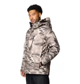 Campera 3 en 1 Columbia con sistema Interchange, compuesta por una capa exterior impermeable con tecnología Omni-Tech y una capa interior aislante con tecnología Omni-Heat termorreflectante. Presenta diseño con estampado camuflado, capucha ajustable, ventilación en axilas, faldón cortaviento y múltiples bolsillos con cierre.