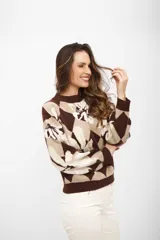 Buzo de tejido de punto con diseño de rombos y flores estampadas en tonos marrón y beige, de cuello redondo y manga larga.
