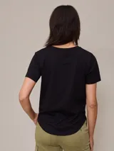 Remera blanca de algodón con cuello en V y logo bordado en el pecho.