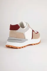 Championes deportivos Pdk Riverland para mujer, en combinación de colores blanco, tostado, gris y detalles en bordó, con suela dentada de goma marrón.