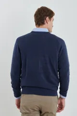 Sweater amarillo de tejido suave tipo cashmere, con escote en V.