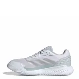 Championes deportivos Adidas Court Quick P, color blanco con detalles plateados en las icónicas tres tiras laterales. Diseño de malla transpirable con refuerzos sintéticos y suela de goma resistente, ideal para actividades deportivas y uso diario.