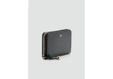 Billetera pequeña de poliuretano efecto charol color negro, con cierre perimetral y logo dorado impreso en el frente.