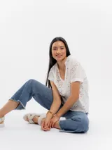 Jean de tiro alto y pierna ancha, con diseño de corte cropped y terminación deshilachada en el ruedo.