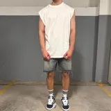 Musculosa blanca de corte holgado y sisas amplias.