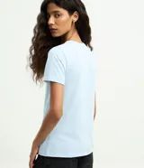 Remera básica de cuello redondo y manga corta con detalle de dobladillo, confeccionada en algodón suave.