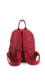 Mochila capitoneada color verde oscuro de nylon, con apertura superior con cierre y tiradores metálicos, bolsillos internos, bolsillo con cierre metálico al frente, correa corta de mano y correas de galón regulables para colgar en la espalda.