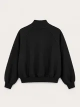 Campera negra de cuello alto con cierre frontal metálico completo, bolsillos laterales y logo bordado en el pecho.