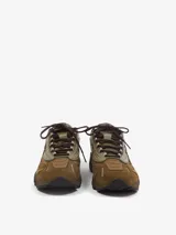 Championes New Balance 1000 color marrón con detalles en verde oliva y negro.