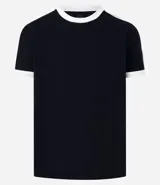 Remera de corte clásico color blanco con cuello redondo y mangas cortas con ribete azul marino.