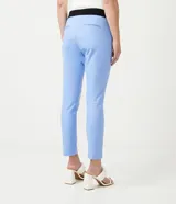 Pantalón de vestir rojo con corte cigarette, bolsillos delanteros y aberturas laterales en el ruedo.