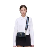 Bolso bandolera Marc Jacobs modelo The Snapshot, color verde oscuro con detalles dorados y correa ancha de tela con el logo de la marca en azul y negro.