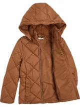 Campera acolchada color marrón con cuello chimenea, capucha fija, cierre de cremallera, cinturón y dos bolsillos con cremallera en la cintura.