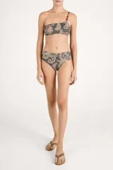 Bombacha de bikini de tiro medio con faja fruncida en la cintura, confeccionada con un estampado tipo paisley en tonos oscuros, azules y ocres.