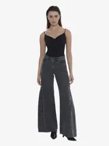 Jean wide leg de tiro medio, color gris oscuro lavado, con cierre metálico exterior que recorre el largo de ambas piernas.