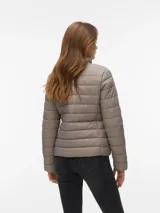 Campera puffer corta acolchada de color gris, con cuello alto y cierre frontal completo.