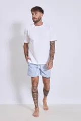 Short de baño con estampado floral en tonos celestes y blancos, cuenta con cintura elástica con cordón ajustable y bolsillos laterales.