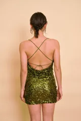 Vestido corto de lentejuelas color verde oliva, con escote drapeado y tirantes finos ajustables.