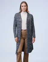Cardigan largo de tejido boucle color negro con detalles en blanco y gris.