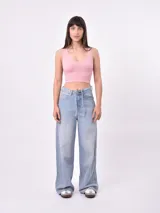 Top deportivo sin mangas color azul, de tejido acanalado y corte crop.