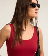 Blusa musculosa Cortelle de poliamida color naranja, con escote en U y tirantes anchos.