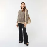Buzo de felpa color beige con estampado animal print de leopardo.