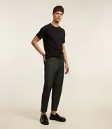 Remera de hombre color beige claro, de corte slim, con cuello redondo y mangas cortas. Tejido acanalado sin estampa.