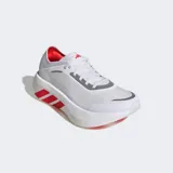 Championes de running Adidas Hyperboost Run color blanco, con suela gruesa y detalles en rojo brillante en las tres tiras laterales.