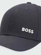 Gorra de béisbol Boss en color azul marino, con logo bordado en blanco en el panel frontal y detalle de borde contrastante en blanco en la visera.