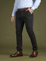 Pantalón de vestir negro, de calce comfort, confeccionado en tejido sateen con algodón y spandex.