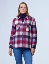 Camisa de tejido soft con estampado de cuadros en tonos rojizos y violetas. Presenta cuello camisero, cierre frontal con botones, mangas largas con presilla para regular el largo y dos bolsillos aplicados en el frente.