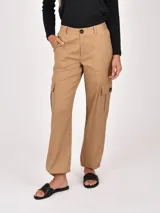 Pantalón cargo color gris, de corte recto y tiro alto, con bolsillos laterales y bolsillos cargo con solapa y botón.