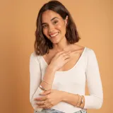 Anillo de plata 925 con una circonia central engarzada en seis puntas y banda delgada.