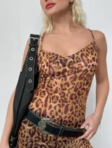 Vestido largo ajustado de microtul elastizado, con estampado de leopardo en tonos marrón y negro. Presenta escote drapeado tipo cowl neck y tirantes finos ajustables.