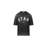 Remera Golden Goose de manga corta, color negro con efecto gastado, corte oversize y cuello redondo. Presenta un estampado frontal con la palabra "STAR" en letras grandes de estilo universitario y la firma "Golden Goose" debajo.