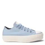 Championes Converse Chuck Taylor All Star de dama, color celeste claro, con plataforma blanca y cordones del mismo tono.