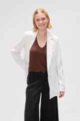 Blazer de viscosa a rayas verticales blancas y negras, con cuello solapa, cierre con botón y bolsillos delanteros.