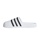 Sandalias tipo ojotas adidas Adifom Adilette, color blanco con las tres bandas características en color negro sobre la banda superior. Diseño ergonómico con logo de la marca en la plantilla.