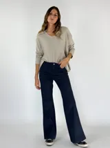 Pantalón de jean azul oscuro, de corte acampanado.