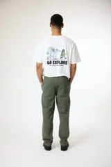 Pantalón chino de hombre color beige claro, de corte recto y holgado, con cierre de botón y cremallera, y bolsillos tipo chino.
