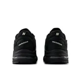 Championes New Balance 1000 color negro con detalles en verde lima.