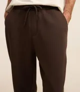 Pantalón de corte recto confeccionado en tejido de algodón y poliéster, con cintura elástica ajustable mediante lazo y bolsillos laterales.