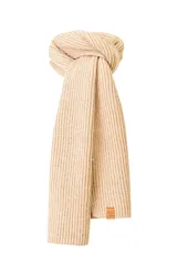 Bufanda tejida en punto rib, color beige, con detalle de aplique de cuero sintético con logo grabado en uno de los extremos.
