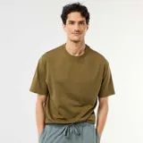 Remera de manga corta color verde militar, de corte oversize con cuello redondo.