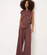 Pantalón wide leg de lyocell marrón, con pinzas delanteras, caída fluida y cintura elastizada en la espalda.
