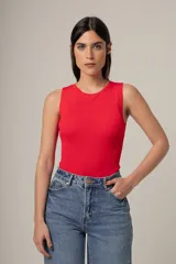 Top rojo de punto acanalado, sin mangas y con cuello redondo.