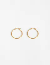 Aros tipo argolla de acero quirúrgico hipoalergénico, color dorado.